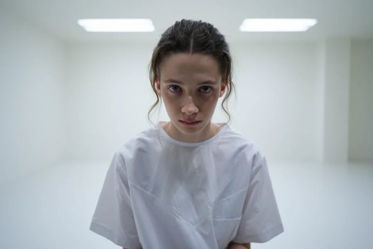 Девушка в больничной пижаме